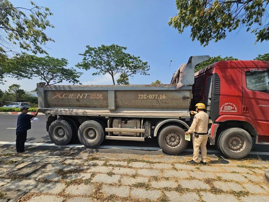 Thành phố Hồ Chí Minh tăng cường quản lý xe tải nặng kéo giảm nguy cơ tai nạn