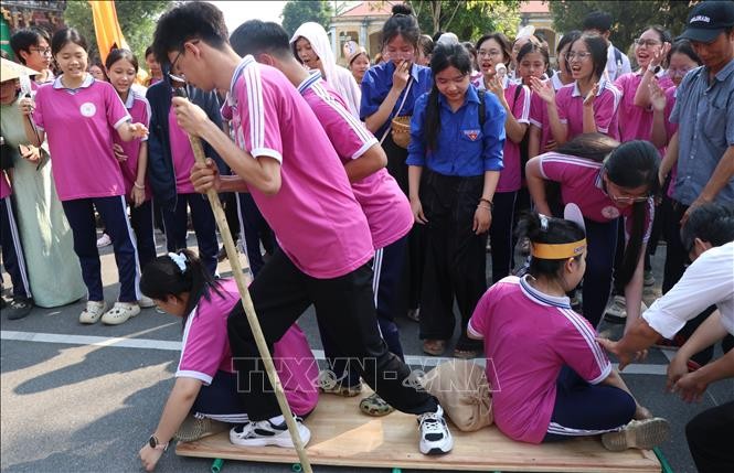 Học sinh hào hứng tham gia các trò chơi tìm hiểu về lịch sử triều Nguyễn và công cuộc cải cách của hoàng đế Minh Mạng. 