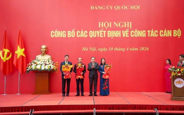 Chủ tịch Quốc hội Trần Thanh Mẫn trao quyết định chỉ định Bí thư Đảng ủy 3 cơ quan của Quốc hội