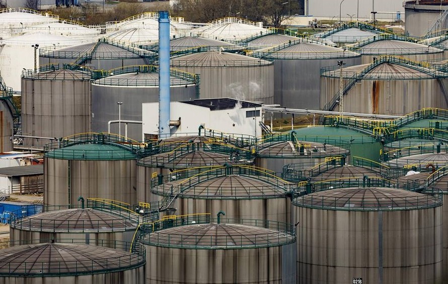 Căng thẳng tại Trung Đông đẩy giá dầu vượt 100 USD/thùng, vàng phục hồi