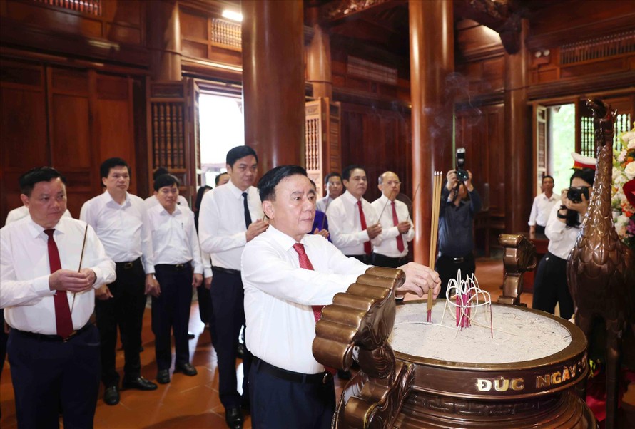 Thường trực Ban Bí thư Trần Cẩm Tú dâng hương tưởng niệm Chủ tịch Hồ Chí Minh tại tỉnh Nghệ An