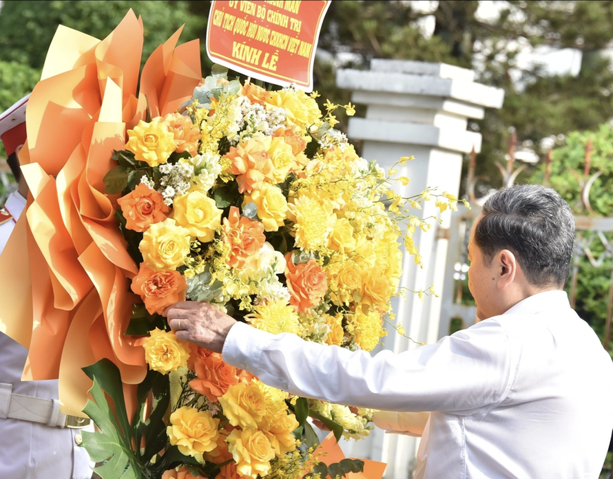 Chủ tịch Quốc hội Trần Thanh Mẫn dâng hương tại Di tích lịch sử văn hóa quốc gia Dinh quận Hóc Môn