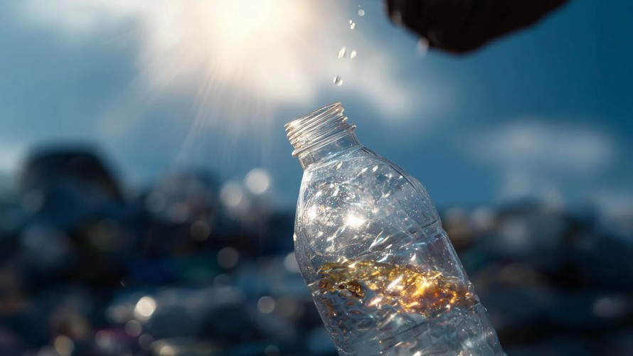 Biến rác thải nhựa thành nhiên liệu hydro sạch nhờ ánh sáng mặt trời