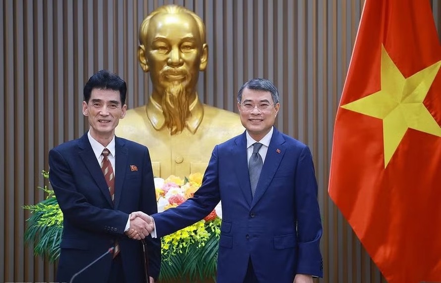 Thủ tướng Lê Minh Hưng tiếp Đại sứ Triều Tiên Ri Sung Guk. 