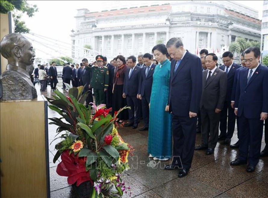 Tổng Bí thư, Chủ tịch nước Tô Lâm dâng hoa tưởng niệm Chủ tịch Hồ Chí Minh tại Singapore