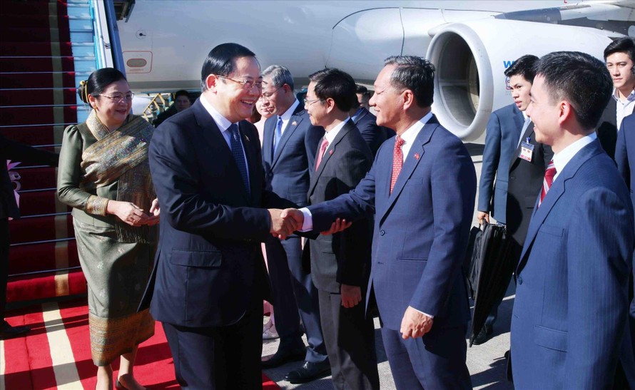 Thủ tướng Lào Sonexay Siphandone đến Hà Nội, bắt đầu thăm chính thức Việt Nam và dự AFF 2026