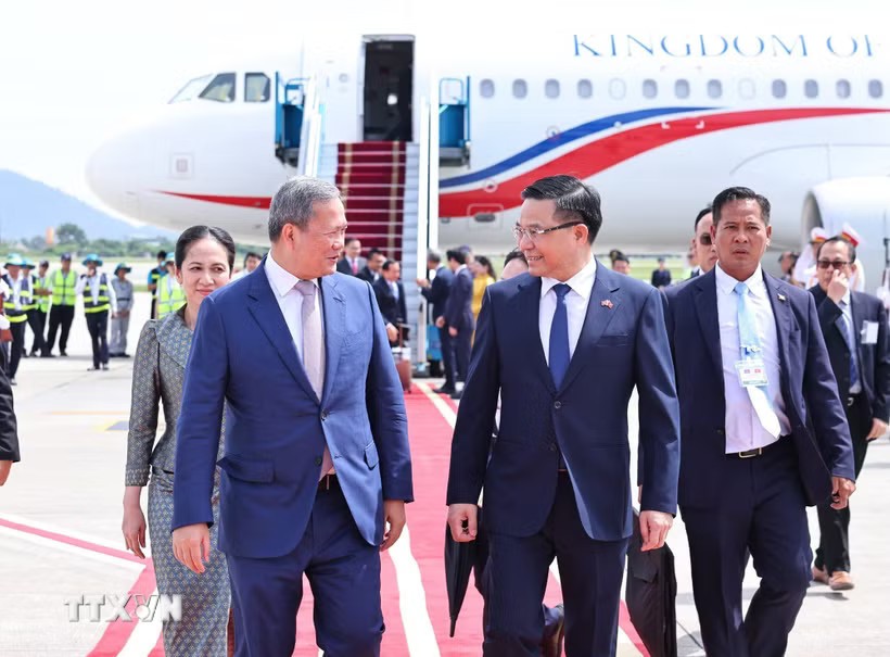 Thủ tướng Campuchia đến Hà Nội, bắt đầu thăm chính thức Việt Nam và dự AFF 2026