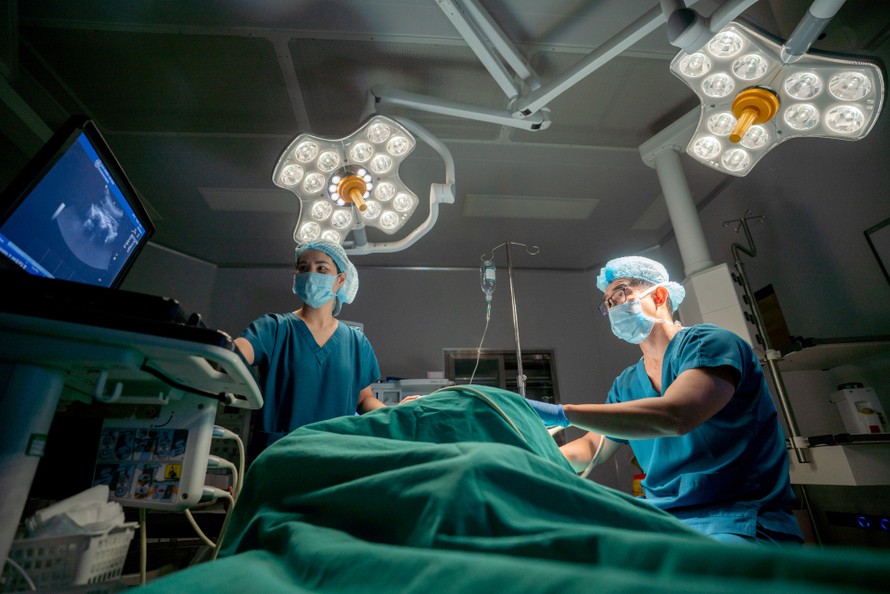 ThS.BS Phạm Hòa Hưng trong một ca phẫu thuật tại Vinmec Hạ Long.