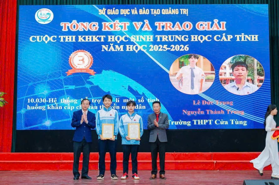 Em Lê Đức Trung nhận giấy chứng nhận đạt giải ba cuộc thi Khoa học Kỹ Thuật học sinh trung học cấp tỉnh năm học 2025 – 2026. (Ảnh: Trường THPT Cửa Tùng)