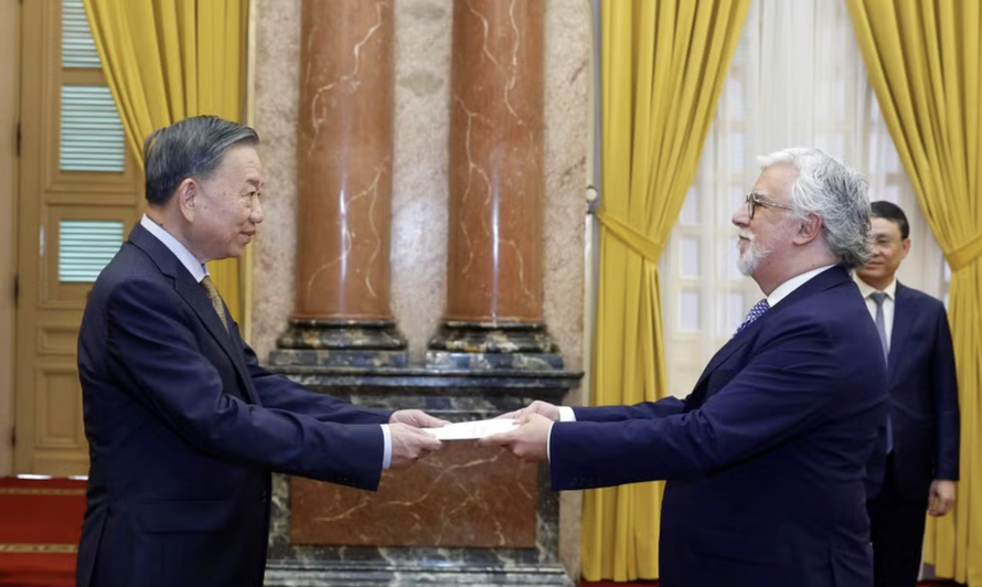 Tổng Bí thư, Chủ tịch nước Tô Lâm nhận Quốc thư từ Đại sứ Bồ Đào Nha Joaquim Alberto De Sousa Moreira De Lemos