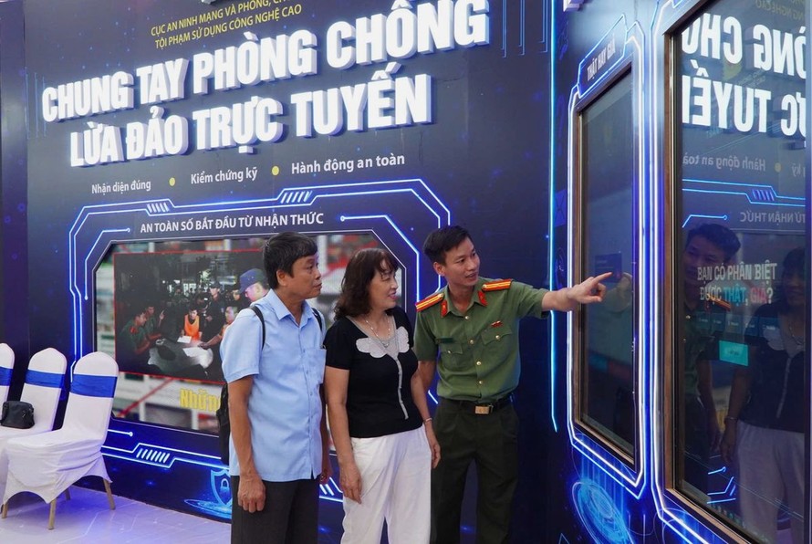 Nhận diện bẫy lừa đảo trực tuyến qua triển lãm “Bức tường An ninh mạng”