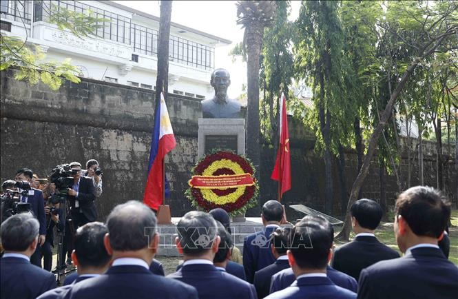 Tổng Bí thư, Chủ tịch nước Tô Lâm và Phu nhân cùng đoàn đại biểu cấp cao Việt Nam dâng hoa tại Tượng đài Chủ tịch Hồ Chí Minh trong Công viên ASEAN, thành cổ Intramuros, ngày 31/5/2026. Ảnh: Thống Nhất/TTXVN
