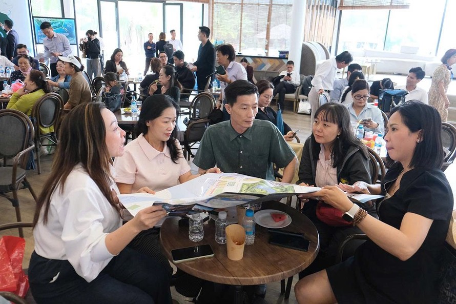 Chị Thu Hương (áo trắng thứ hai từ trái sang) ấn tượng với tiến độ thi công của dự án khi tham quan thực tế