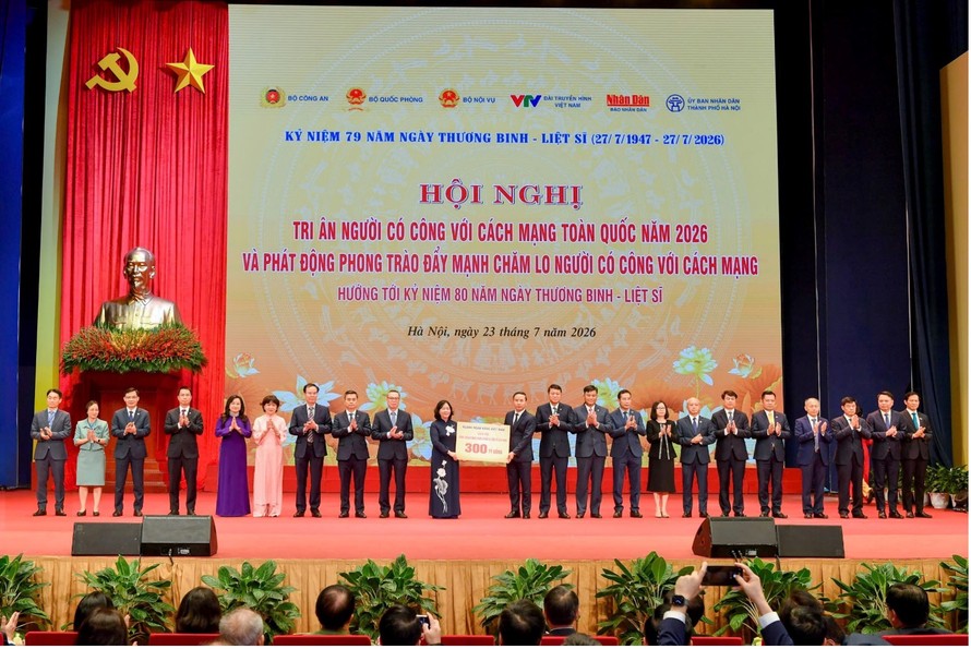 Bà Nguyễn Hà Thanh – Phó Tổng Giám đốc MSB (thứ 2 từ trái sang) – cùng Thống đốc NHNN Việt Nam và đại diện các tổ chức tín dụng tham gia trao biểu trưng ủng hộ phong trào đẩy mạnh chăm lo người có công với cách mạng.