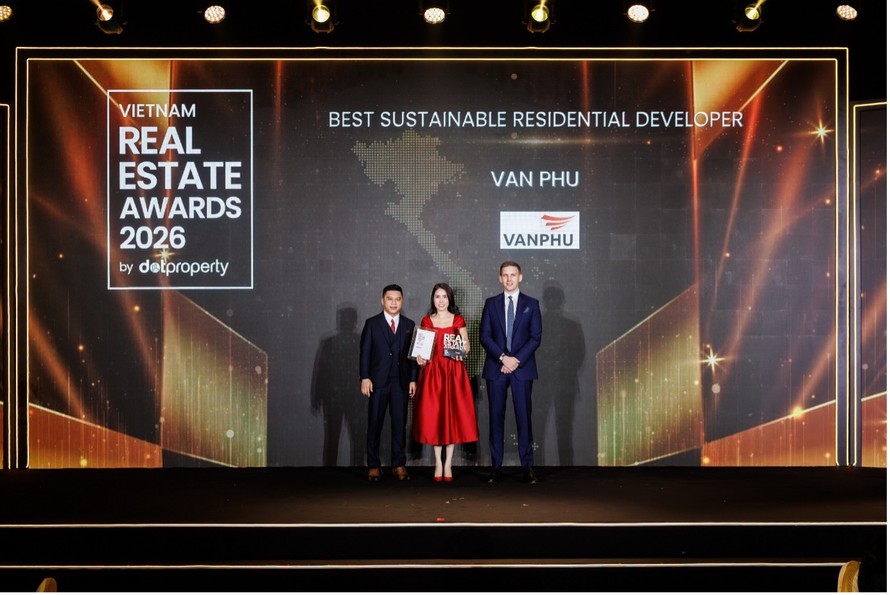 Đại diện Văn Phú nhận giải thưởng “Nhà phát triển BĐS nhà ở phát triển bền vững tốt nhất Việt Nam 2026”
