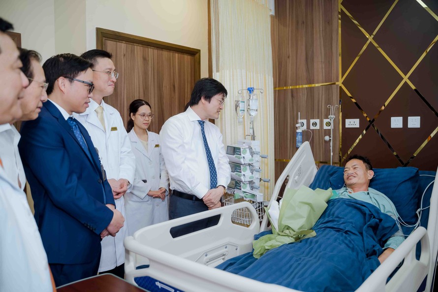 TS Nguyễn Trọng Diện - Giám đốc Sở Y tế Hà Nội thăm hỏi bệnh nhân sau ca phẫu thuật tại Vinmec Smart City.