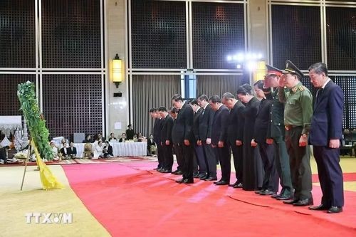 Chủ tịch Quốc hội Trần Thanh Mẫn viếng đồng chí Saysomphone Phomvihane