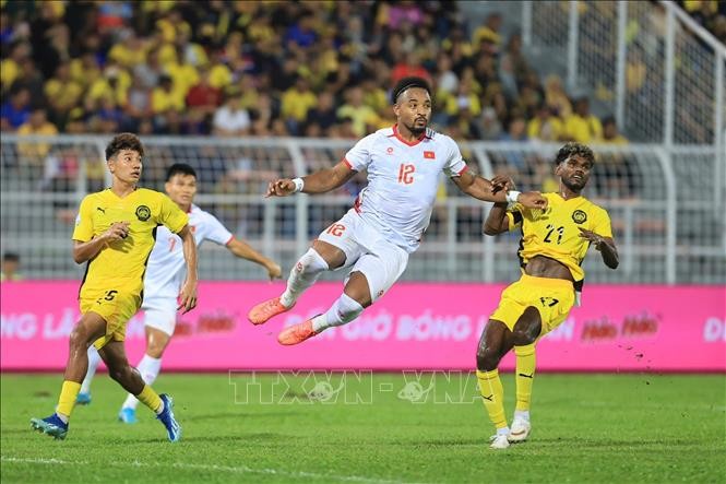 Đội tuyển Việt Nam vượt khó bán kết lượt đi, giành chiến thắng “2 sao” trên sân Malaysia