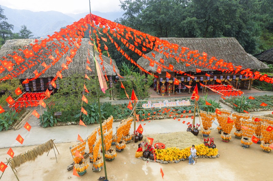 Fansipan cũng đặc biệt thu hút du khách với Lễ hội Thổ cẩm lần đầu tiên được tổ chức tại Bản Mây. 