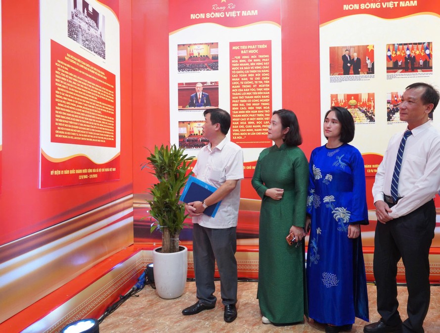 Trưng bày 130 bức ảnh tư liệu về hành trình dựng xây đất nước