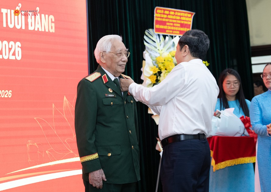 Chủ tịch Quốc hội Trần Thanh Mẫn trao Huy hiệu Đảng tặng các đồng chí lão thành cách mạng