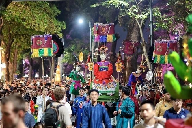 Đưa biểu tượng văn hóa Thăng Long vào 14 khối rước đèn Trung thu bên Hồ Gươm