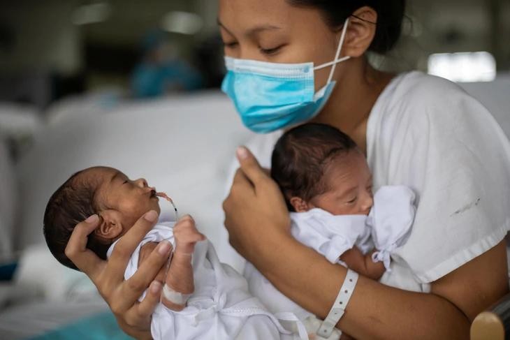 Nhật Bản đẩy nhanh kế hoạch miễn phí sinh con từ năm tài khóa 2027