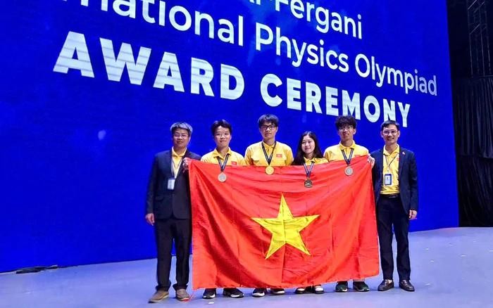 4/4 học sinh Việt Nam đoạt huy chương Olympic Vật lí Quốc tế Al-Fergani