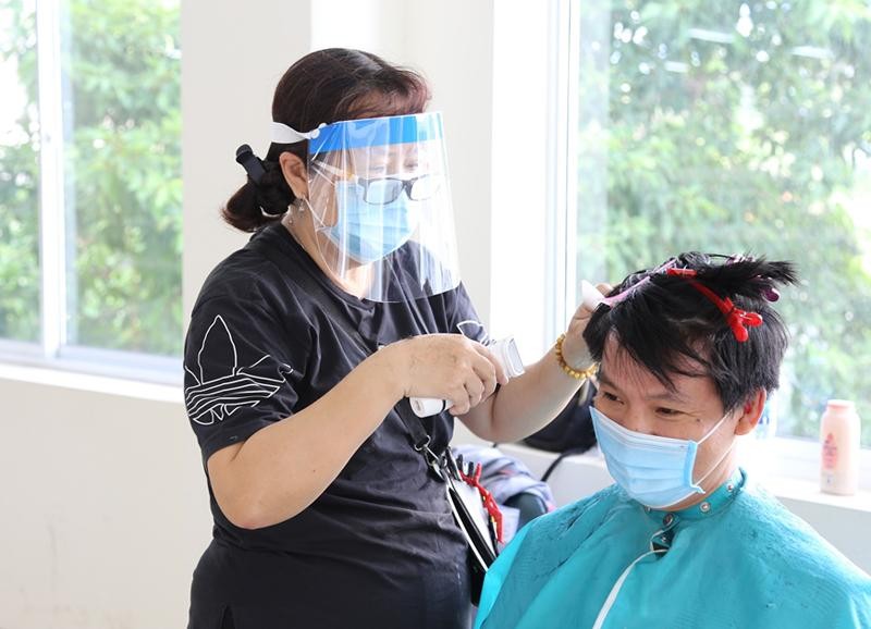 Hàng trăm y bác sĩ bệnh viện Chợ Rẫy được 'xuống tóc' miễn phí