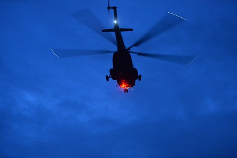 Trực thăng cất cánh gần hang động Tham Luang được cho là đưa các thành viên đầu tiên của đội bóng đến bệnh viện.