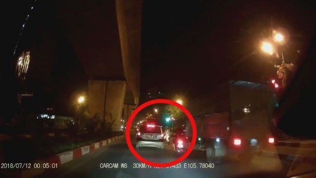 ‘Quái xế’ vượt đèn đỏ, tông CSGT ngã gục