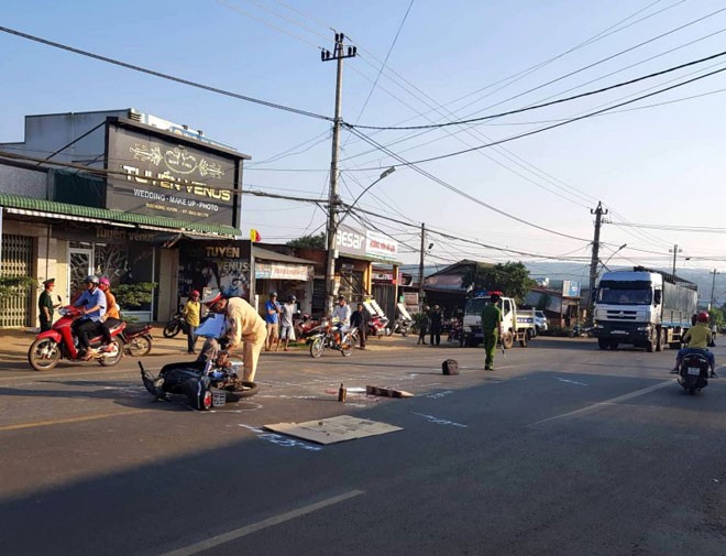 Hiện trường vụ tai nạn khiến Trung úy quân đội tử vong. (Ảnh: Dân trí)