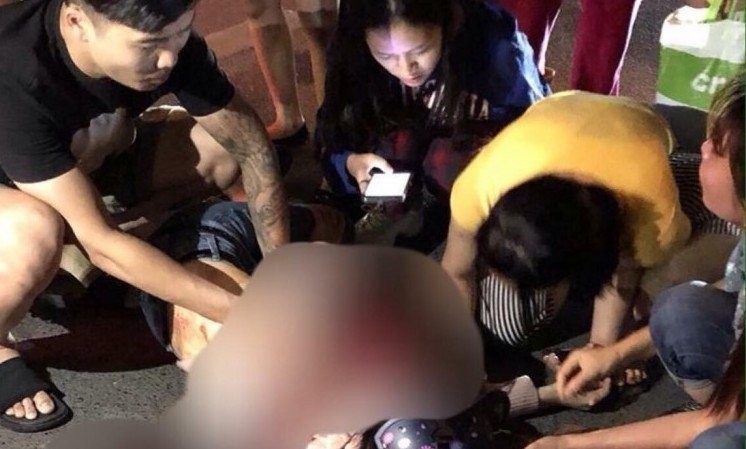 Nạn nhân bị đâm nằm gục giữa đường. (Ảnh: Vietnamnet)