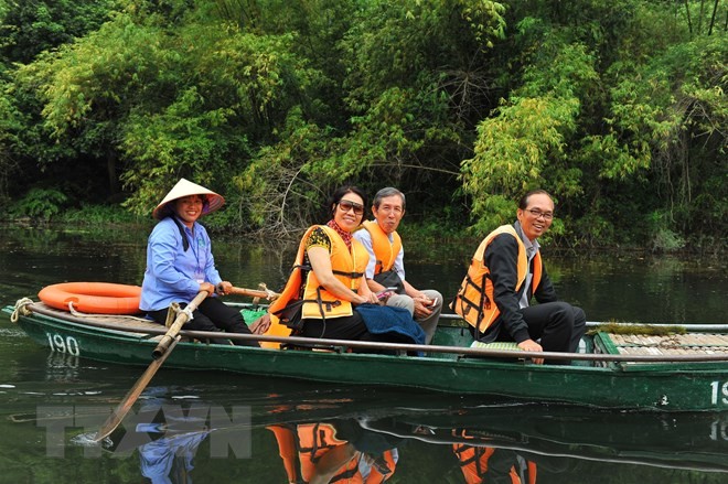 Du khách tham quan Tràng An, Ninh Bình. (Ảnh: Minh Đức/TTXVN)
