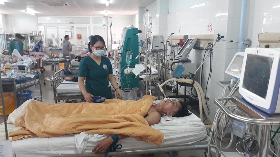 Bệnh nhân Nguyễn Văn Nhật - Trưởng Trạm y tế xã Triệu Độ đang điều trị tại Khoa Hồi sức tích cực – chống độc Bệnh viện đa khoa tỉnh Quảng Trị. Ảnh: Ngọc Vũ