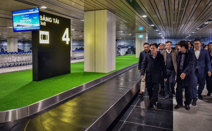 Bộ trưởng kiểm tra hệ thống băng chuyền hành lý.