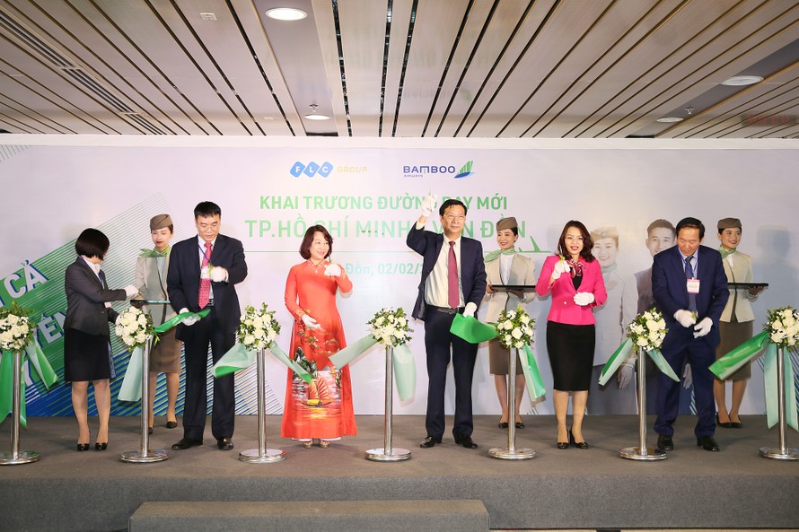 Lãnh đạo Quảng Ninh và đại diện Bamb ... rương đường bay TP.HCM - Vân Đồn.