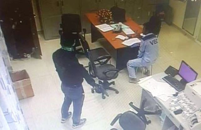 Hình ảnh thời điểm 2 tên cướp gây án (Ảnh cắt từ clip).