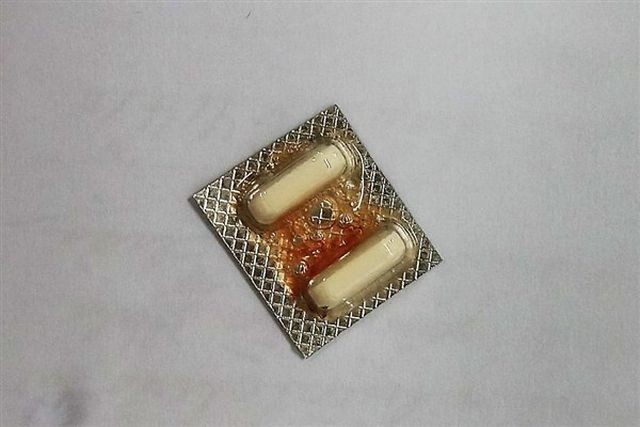 Vỉ thuốc 2 viên còn nguyên vỏ được gắp ra từ thực quản bệnh nhân.