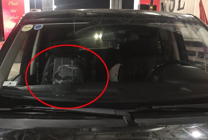 Xe Ranger Rover bị ném vỡ kích phía trước.