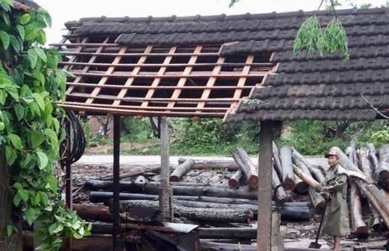 Trận lốc xoáy xảy ra làm hàng chục ngôi nhà bị tốc mái.