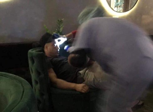 Hình ảnh nạn nhân bất tỉnh được nhân viên y tế đến kiểm tra.