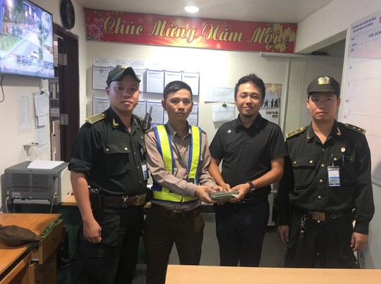 Ông Yan Guangzhu (đứng thứ 2 từ bên phải) nhận lại tài sản bị mất