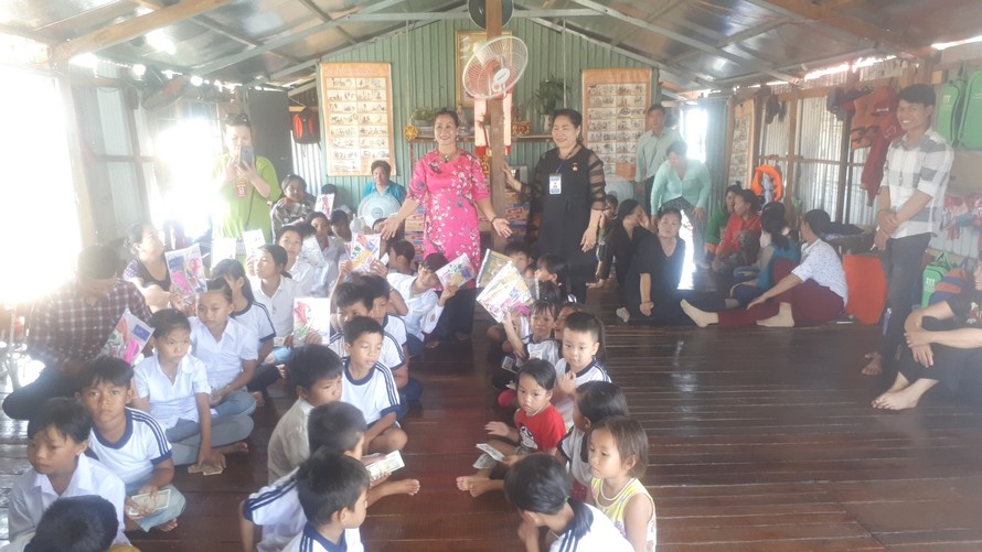 Trưởng Ban và Phó Ban Tổ chức trao sách bút cho các con.