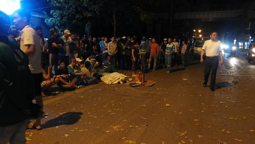 Hà Nội: Ô tô đâm loạn xạ trong đêm, nữ công nhân môi trường tử vong