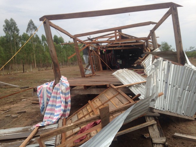 Nhiều dân nghèo lâm cảnh khốn đốn vì lốc xoáy. (Ảnh: Trần Hiếu)