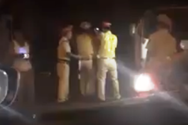 Tổ công tác CSGT Công an thị xã Hồng Lĩnh xử lý vụ việc vi phạm an toàn giao thông tối 12/5.