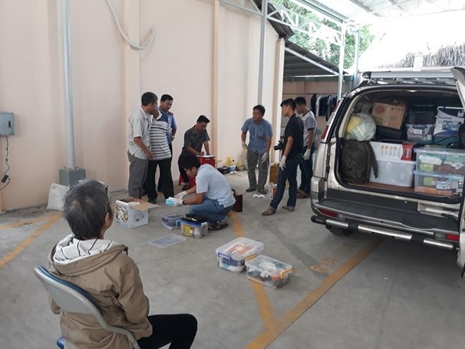 Công an khám xét ô tô chở 4 nữ nghi can liên quan vụ 2 thi thể trong bê tông ở Bình Dương