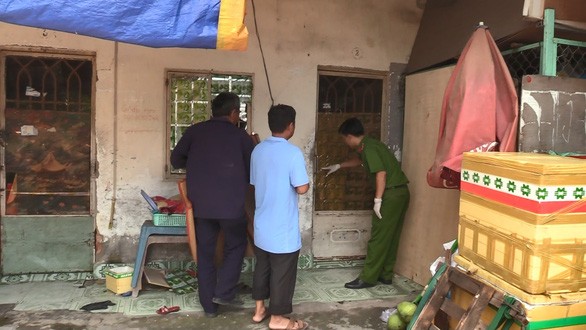Căn phòng vẫn khóa trái cửa khi mọi người phát hiện các thi thể - Ảnh: B.Sơn