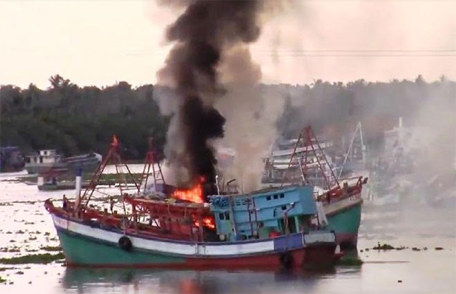 Tàu cháy bốc ngọn khói rất cao.